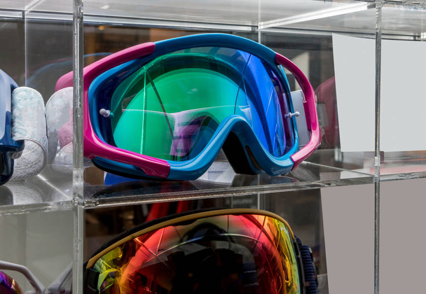 Gafas de Motocross en pantalla acrílica en la tienda
  - Foto, Imagen