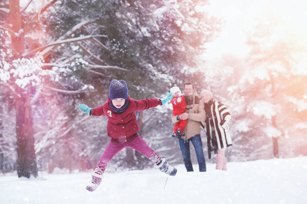 Fiatal gyermekes családok számára a téli park séta. Téli di - Fotó, kép