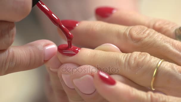 Close-up van nagel schilderij met rode lak. - Video