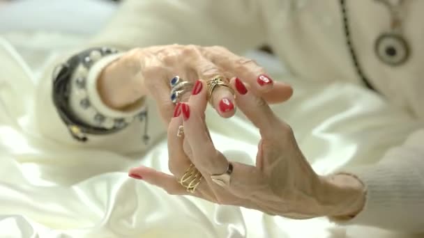 alte Frau zieht Ring am Finger an. - Filmmaterial, Video