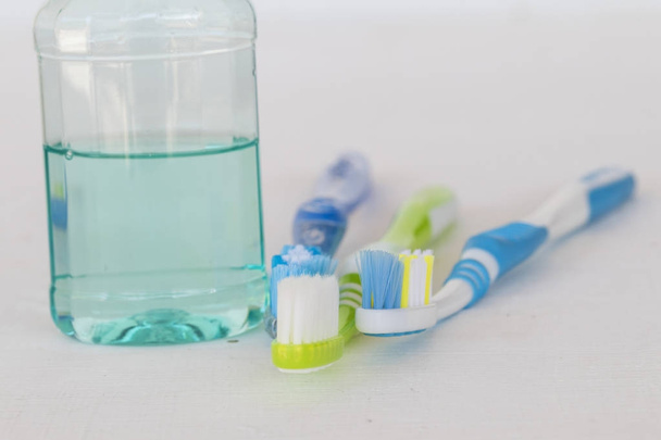 το πρωί για καθαρό στοματικής κοιλότητας με οδοντόβουρτσα και στοματικό διάλυμα σε λευκό φόντο - Φωτογραφία, εικόνα