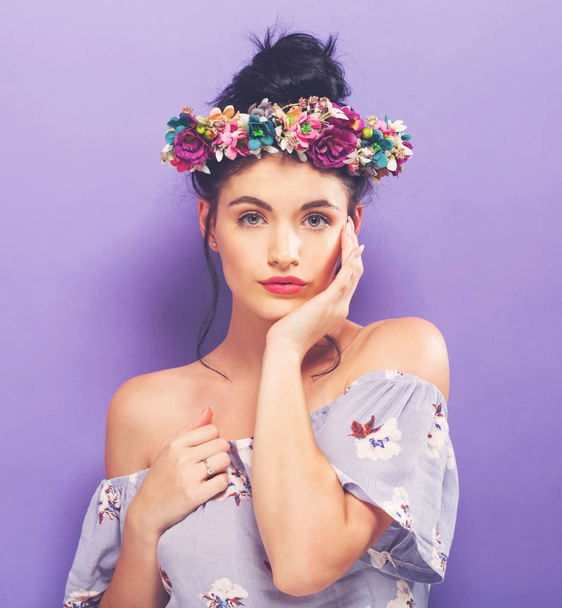 Beautiful young woman with a garland - Foto, afbeelding