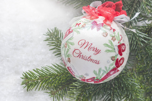 Bauble decorativo di Natale con abete su sfondo bianco
 - Foto, immagini