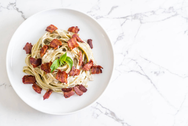 spinach fettuccine with cream cheese white sauce and bacon - Φωτογραφία, εικόνα