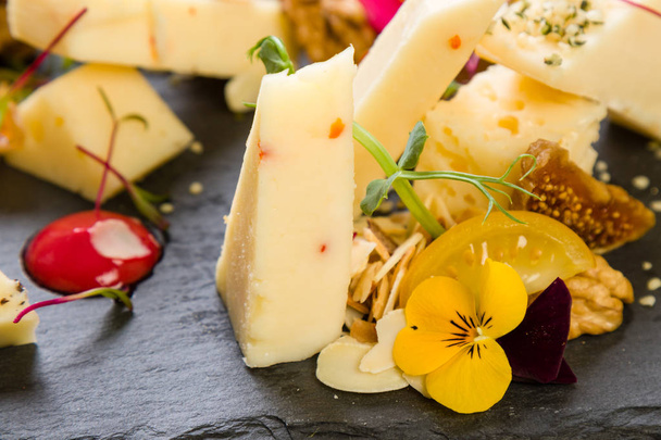 Platter com diferentes tipos de queijo
 - Foto, Imagem