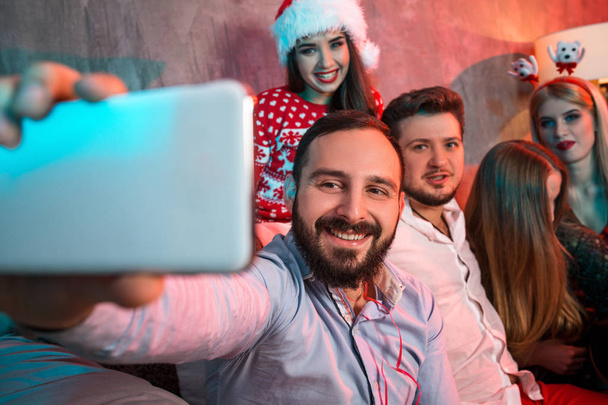 Amigos haciendo selfie mientras celebran la Navidad o Año Nuevo en casa
 - Foto, Imagen