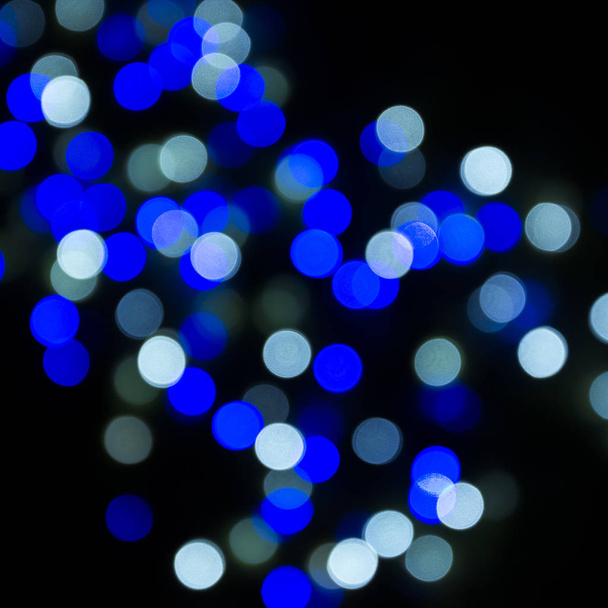 farbiges Weihnachtsbokeh auf dunklem Hintergrund. - Foto, Bild