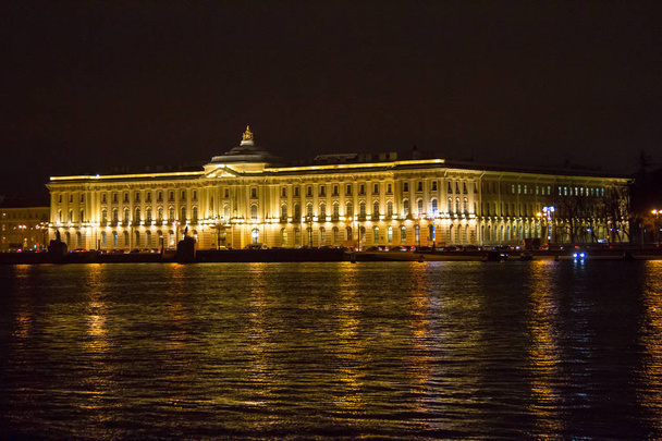νύχτα αναχώματα στην Αγία Πετρούπολη - Φωτογραφία, εικόνα