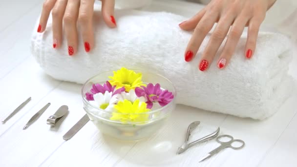 Manicure mani delicatamente toccando asciugamano bianco
. - Filmati, video