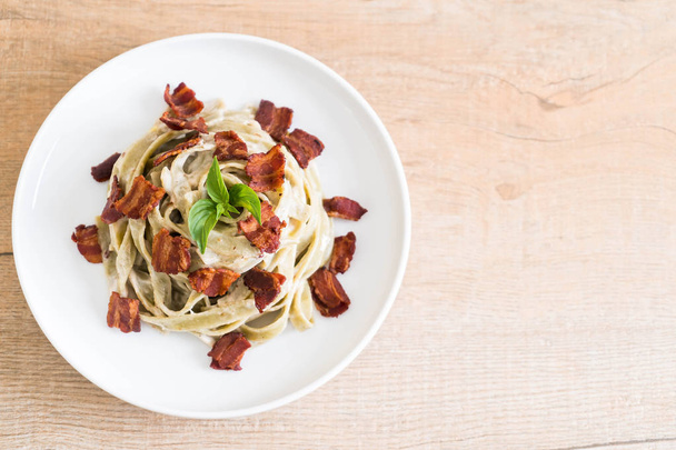 spinach fettuccine with cream cheese white sauce and bacon - Fotoğraf, Görsel
