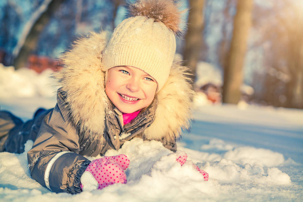 Little girl in a winter park - Foto, afbeelding