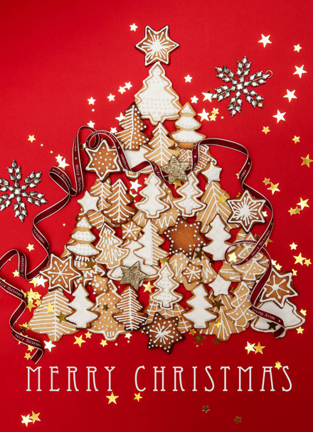 Vánoční strom cookie s sváteční dekorace. Červené pozadí - Fotografie, Obrázek