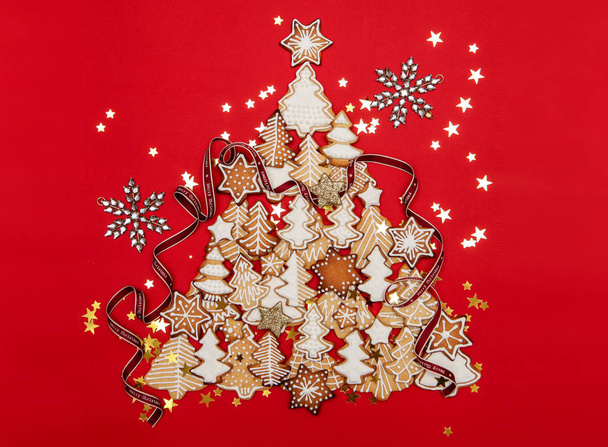 Arbre à biscuits de Noël avec une décoration de vacances. Fond rouge
 - Photo, image