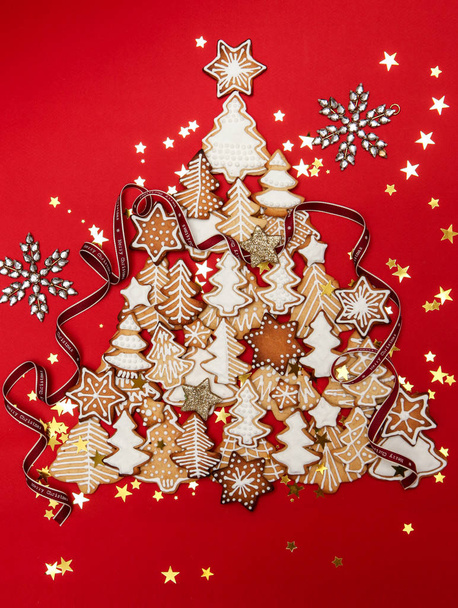 Tatil dekorasyon ile Noel kurabiye ağacı. Kırmızı bir arka plan - Fotoğraf, Görsel