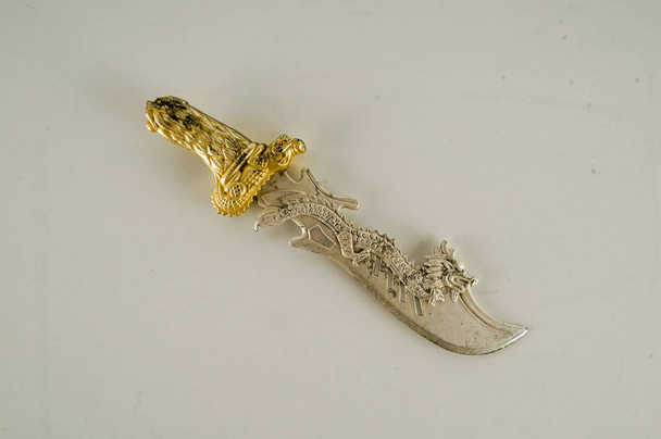 Primo piano di coltello orientale spada giocattolo Oggetto su sfondo bianco - Foto, immagini