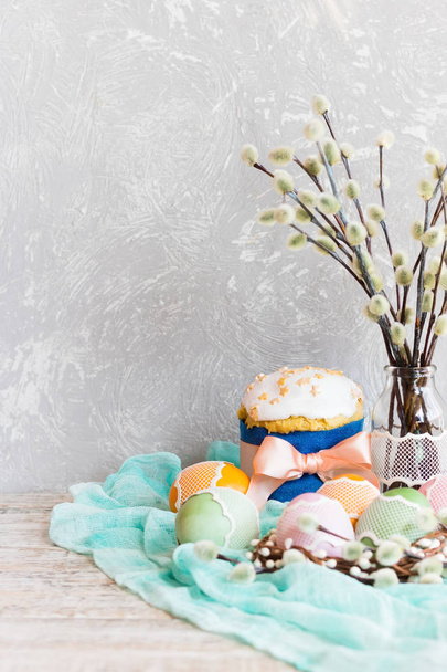 Bolo de Páscoa com glacê branco e ovos de Páscoa em um fundo leve
 - Foto, Imagem