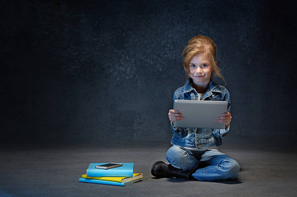 Little girl sitting with tablet - Zdjęcie, obraz