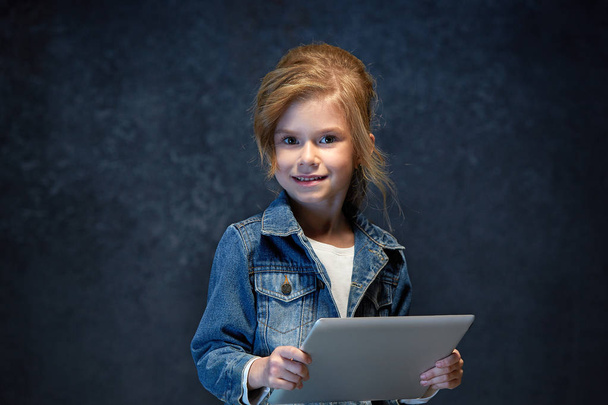 Little girl sitting with tablet - Фото, зображення