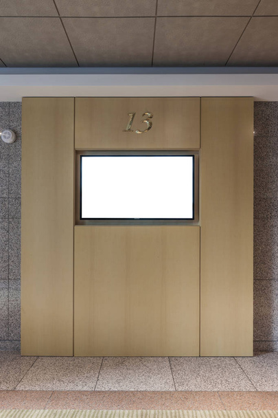 настенный телевизор в коридоре отеля
 - Фото, изображение