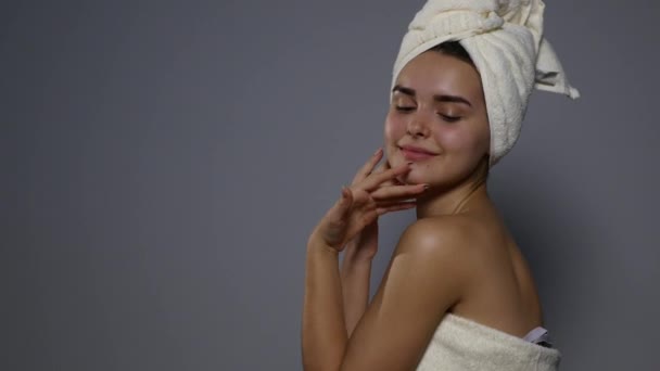 Portrait of an attractive mixed race woman wearing towel - Záběry, video