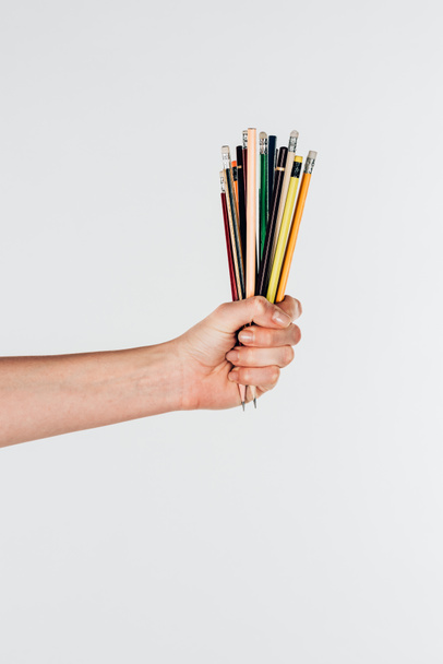 Vue rapprochée de la main féminine avec crayons colorés isolés sur fond blanc
 - Photo, image