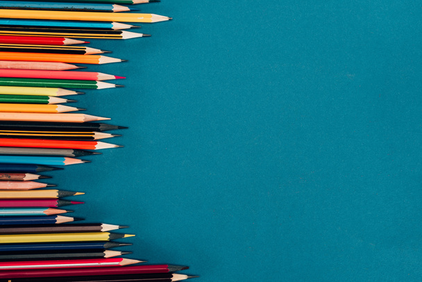 Vue du dessus de la composition de crayons colorés isolés sur fond bleu
 - Photo, image