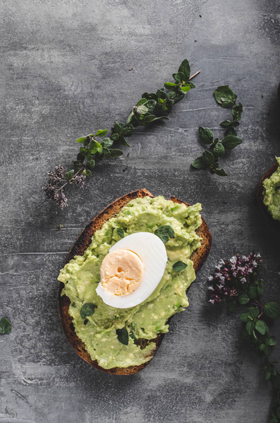 Bio avocado on bread with boiled egg - Фото, зображення
