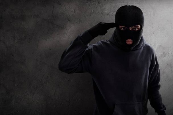 Maskeli hırsız öldürmek için tehdit - Fotoğraf, Görsel