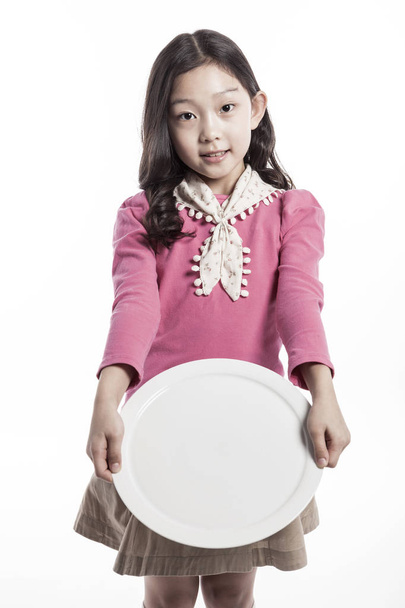 χαριτωμένο κορίτσι κρατώντας ένα πιάτο - Φωτογραφία, εικόνα