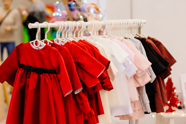 Cintre de magasin avec de nouvelles robes de filles dans le magasin de mode
. - Photo, image