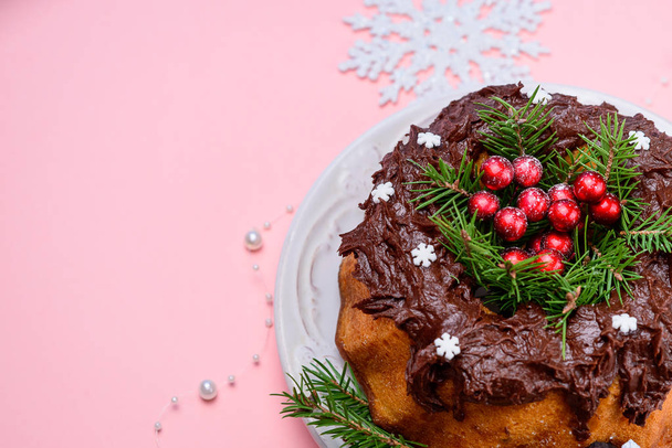 Homemade fruit cake for Christmas on a pink background - Fotoğraf, Görsel