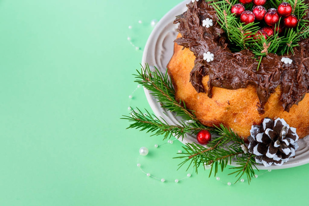 Homemade fruit cake for Christmas on a green background - Foto, afbeelding