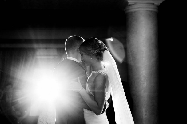 wunderschöne stilvolle glückliche Braut und Bräutigam ersten Tanz, Hochzeit in einem Restaurant - Foto, Bild