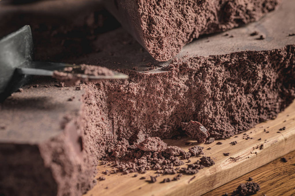 Close-up of Big Chocolate Block and knife. - Foto, afbeelding
