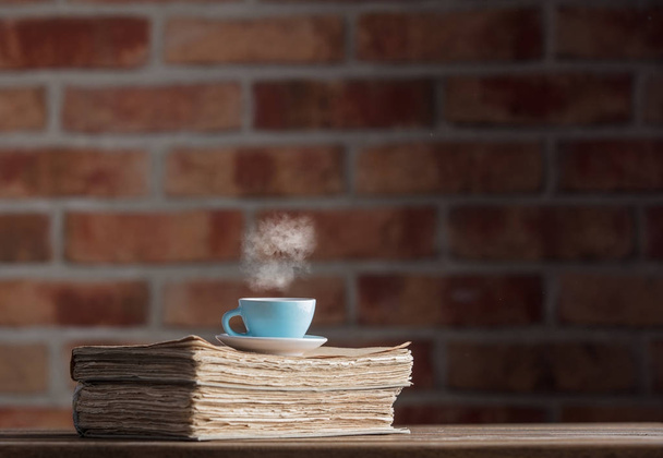 Csésze tea és régi könyvek - Fotó, kép
