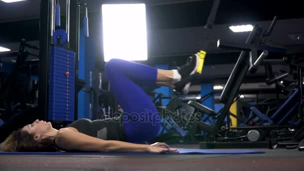 Jonge aantrekkelijke vrouw abs crossfit schuine opleiding met fitness bandjes in de sportscholen studio kern. TRX® - Video