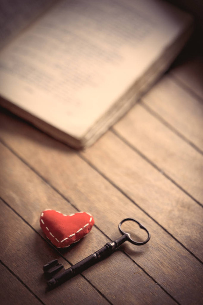 Vintage kulcs, szív alakú és régi könyvek - Fotó, kép