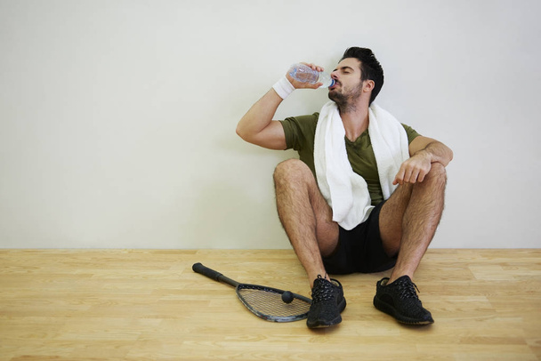 Squash-Spieler trinkt Wasser - Foto, Bild