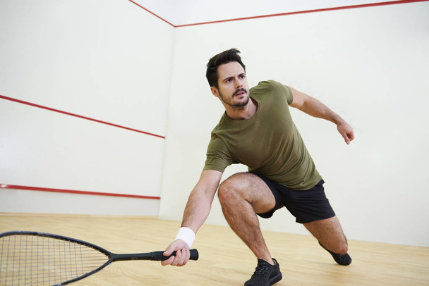 Muž během zápasu squash na cour - Fotografie, Obrázek