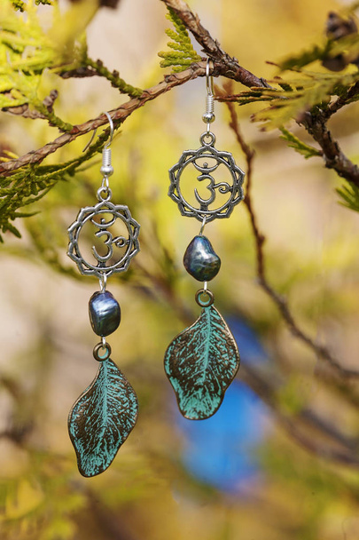 Earrings with burdock leaves and river black pearls - Photo, Image