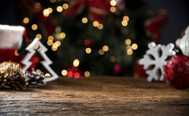 Χριστουγεννιάτικο τραπέζι θολή φόντο φώτα, ξύλινο γραφείο στο δωμάτιο θαμπάδα αρχική εστίαση, Χριστούγεννα ξύλινη σανίδα,. - Φωτογραφία, εικόνα