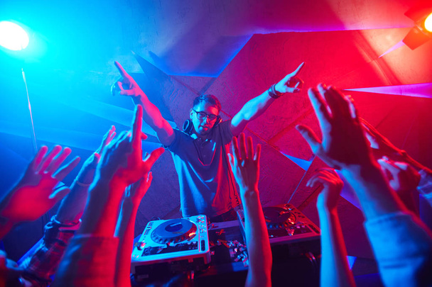 DJ und Publikum toben in Disco-Club - Foto, Bild