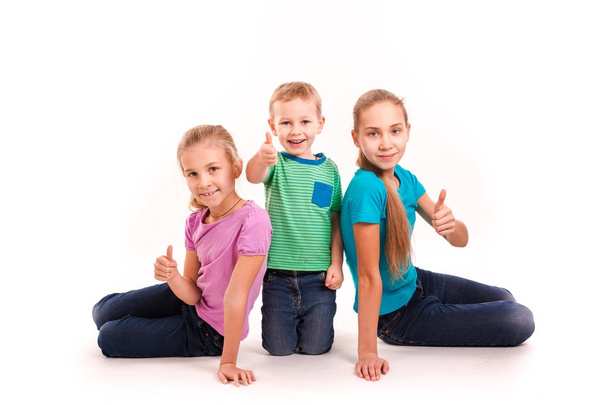 Group of happy kids with thumbs up - Foto, imagen