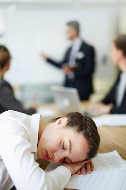 Femme d'affaires épuisée sieste par lieu de travail sur des papiers dans l'environnement de travail
 - Photo, image