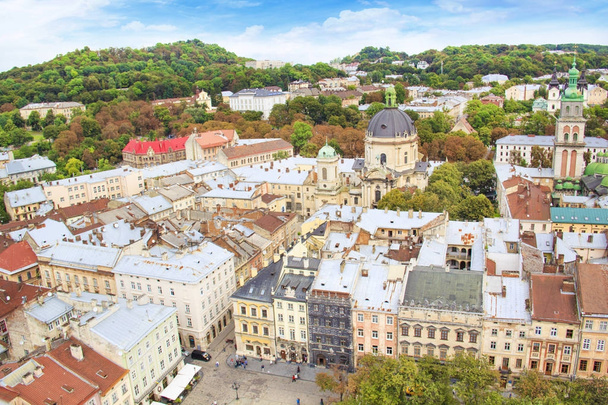 Prachtig uitzicht over de Dominicaanse kathedraal, de kerk van de veronderstelling en het historische centrum van Lviv, Oekraïne, op een zonnige dag - Foto, afbeelding