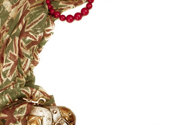 Decoratieve draperend frame van het textiel. Vrouwen accessoires sjaal rood patroon Britse vlag kralen geschenk tas. - Foto, afbeelding