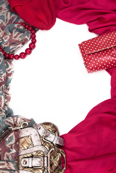 織物の装飾ドレープ フレーム。女性アクセサリー スカーフ rad パターン英国旗ビーズ ギフトバッグ. - 写真・画像