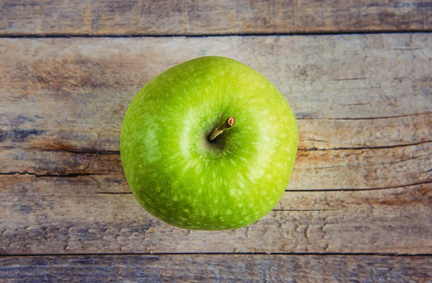 Green apple in hands. Selective focus. - Foto, Imagen