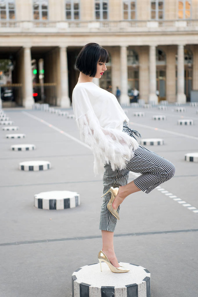 Woman stay on leg on square in paris, france - Фото, зображення