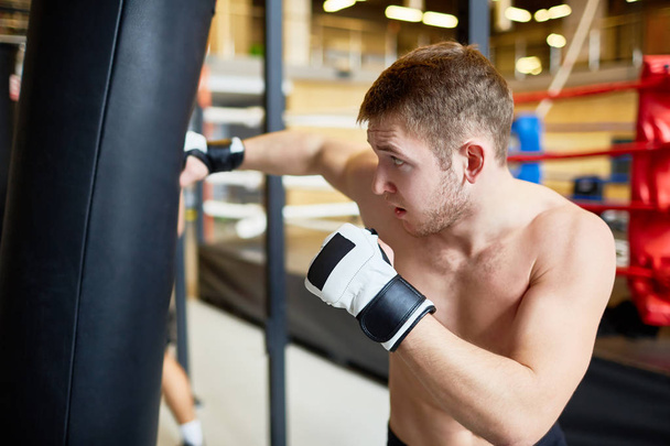 Young man training in mix-fight club - Zdjęcie, obraz